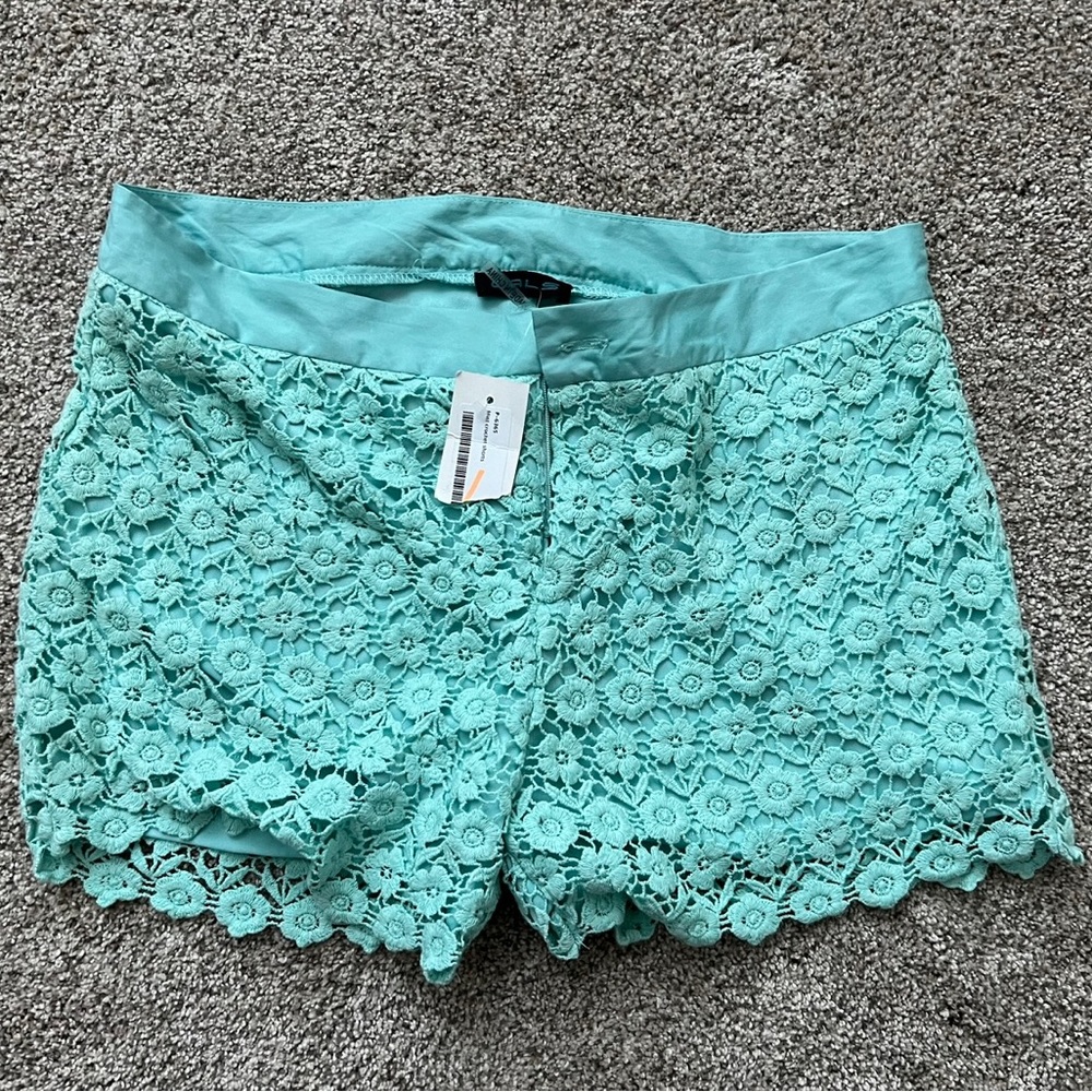 NWT cal's lace shorts • size large • missing the button